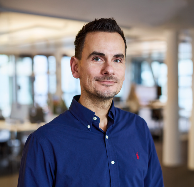 Markus Kempf-Tschirko im blauen Hemd im Büro