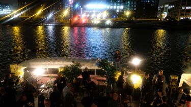 pilot Berlin Sommerfest: Networking mit Dinner auf der Terrasse mit Bootsanleger