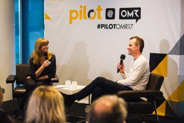 Die pilot Geschäftsführerin Petra Kruse und Philippe von Borries im Gespräch beim Event pilot@OMR