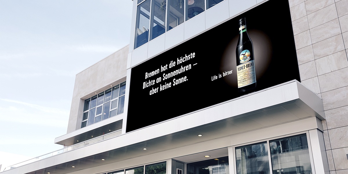 Werbung mit einem Getränk und einem humorvollen Spruch.