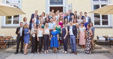 Das Team von pilot München feiert das 15. Jubiläum beim Sommerfest 2017