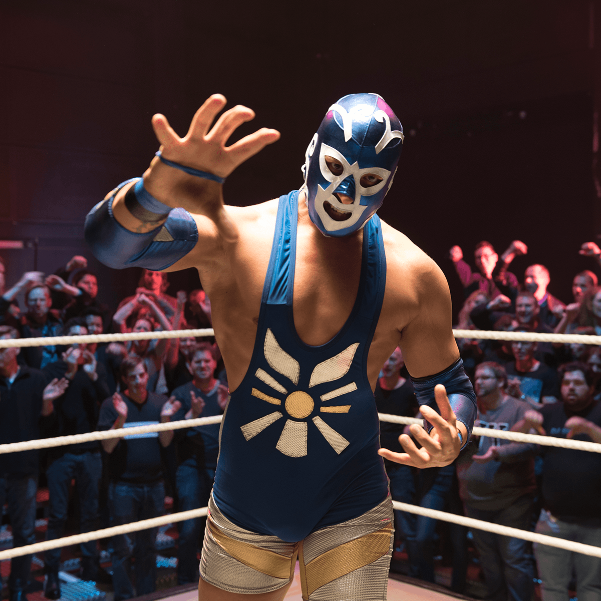Wrestler posiert in einem Ring