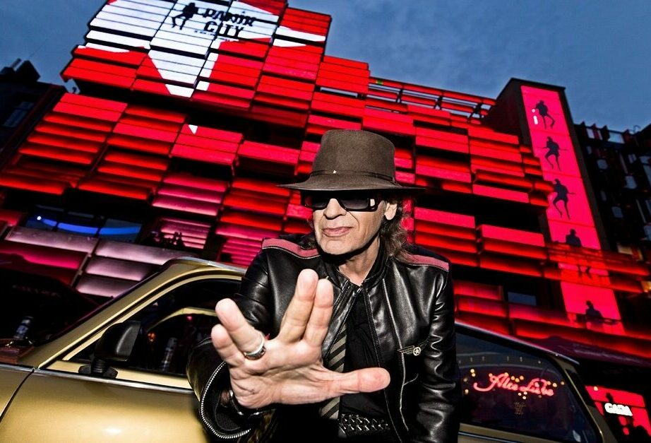 Udo Lindenberg posiert vor dem Panik City Gebäude