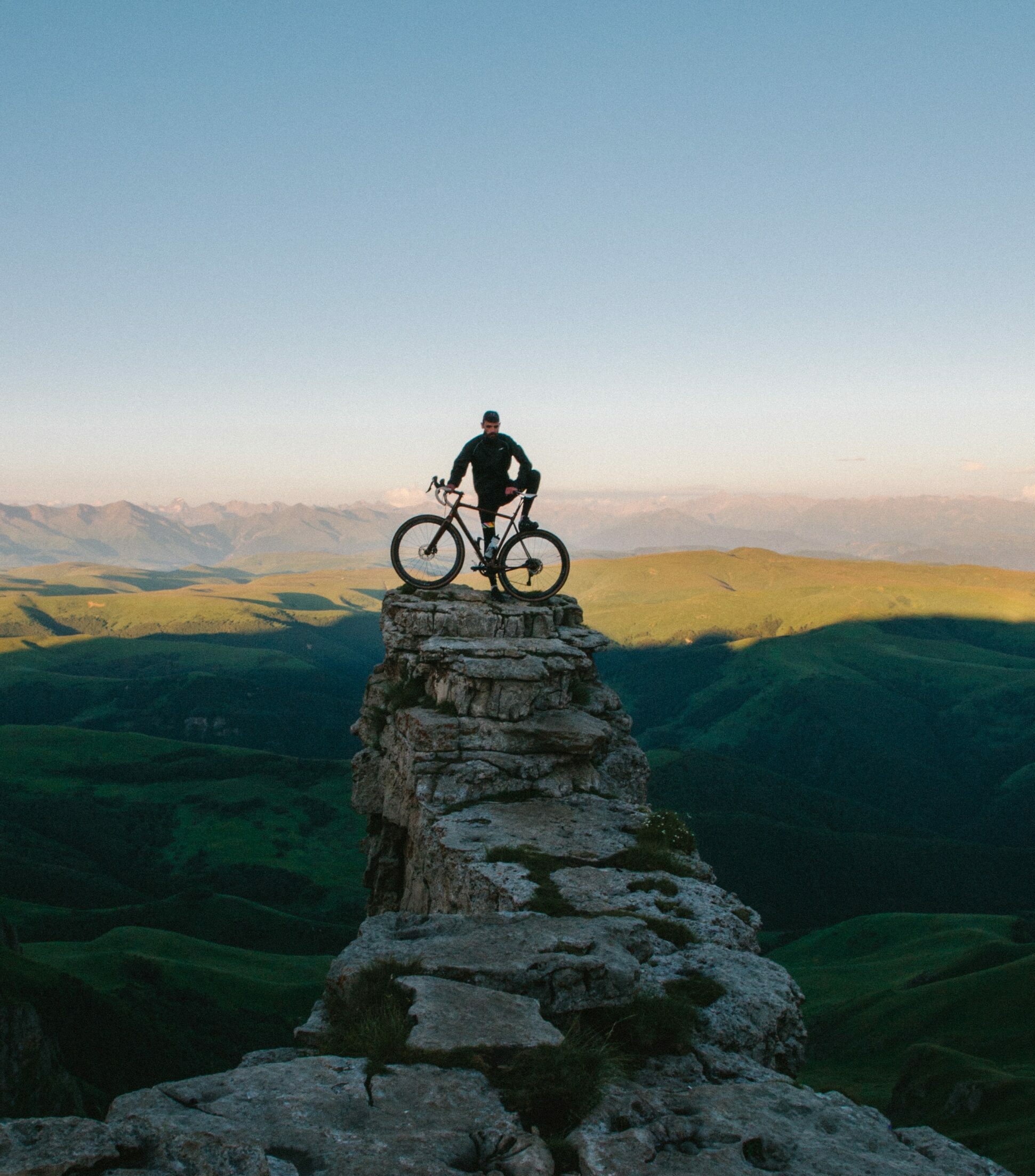 Mountainbiker auf einem Hügel mit Blick in die Ferne.