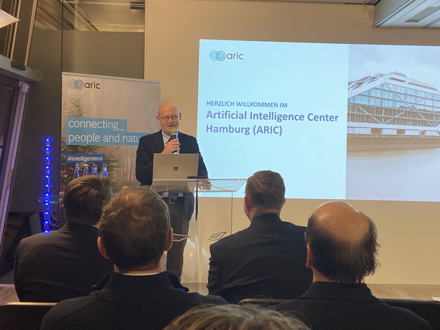 Vortrag über das Artificial Intelligence Center Hamburg (ARIC) vor Publikum.