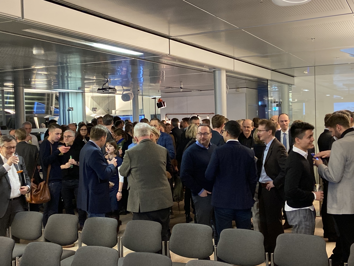 Networking-Situation mit vielen Menschen in einem Veranstaltungsraum.