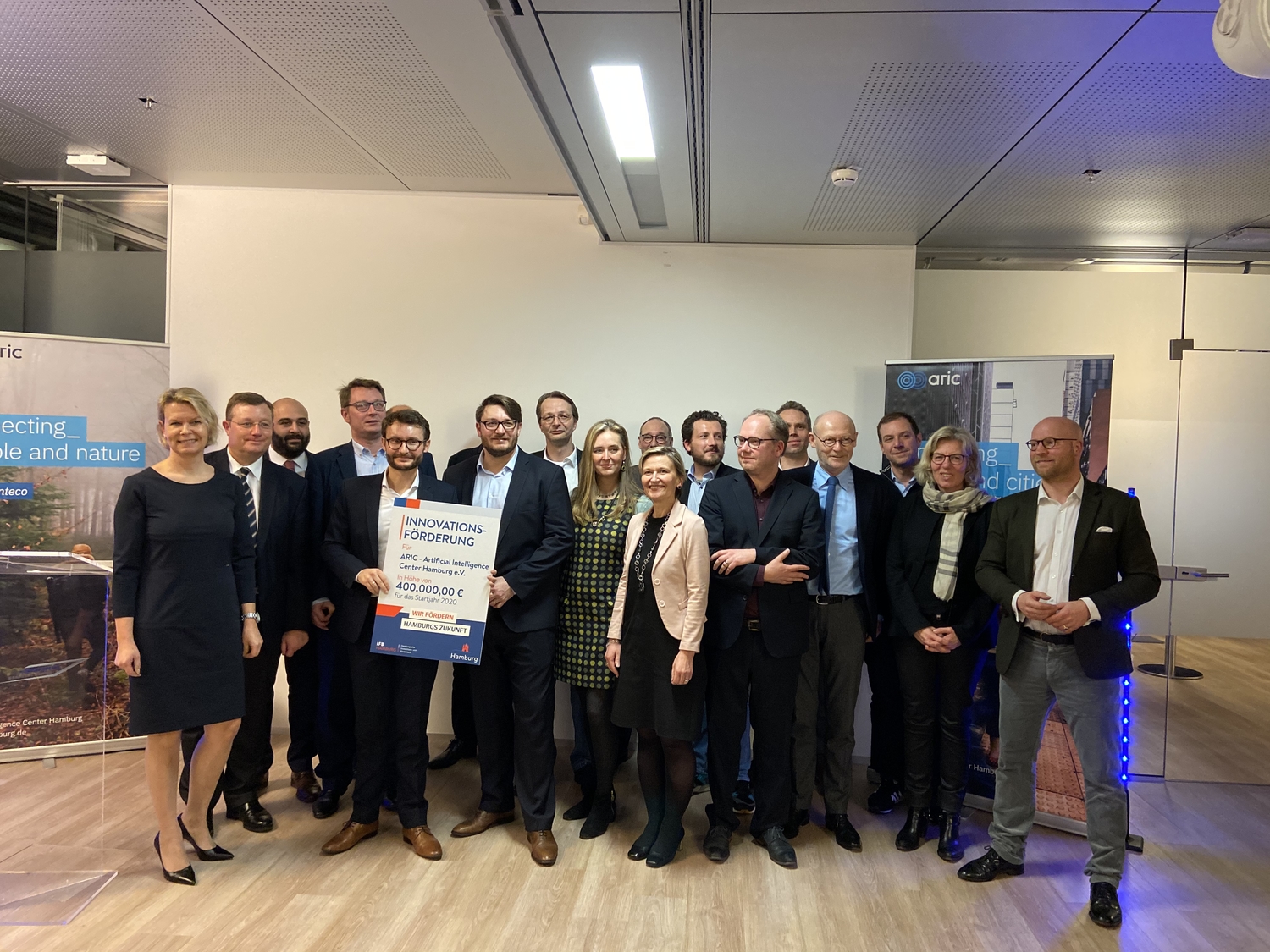 Gruppenfoto von Veranstaltern und Teilnehmenden mit einem Innovationsförderungs-Check.