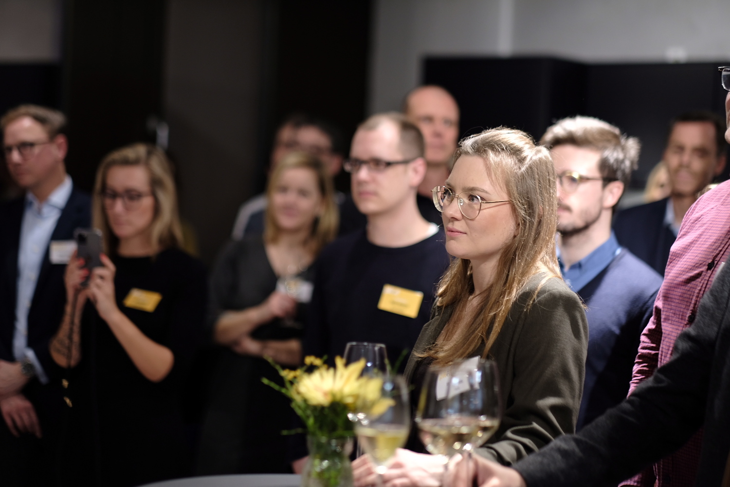 Gruppe von Teilnehmenden hört aufmerksam einer Präsentation zu.