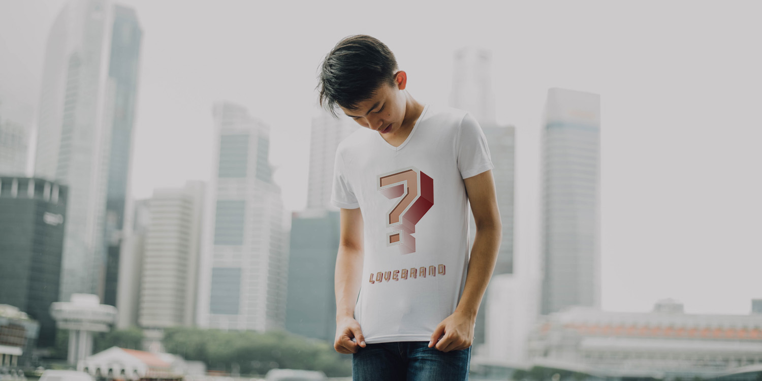 Mann, der ein weißes T-Shirt in der Hand hält.