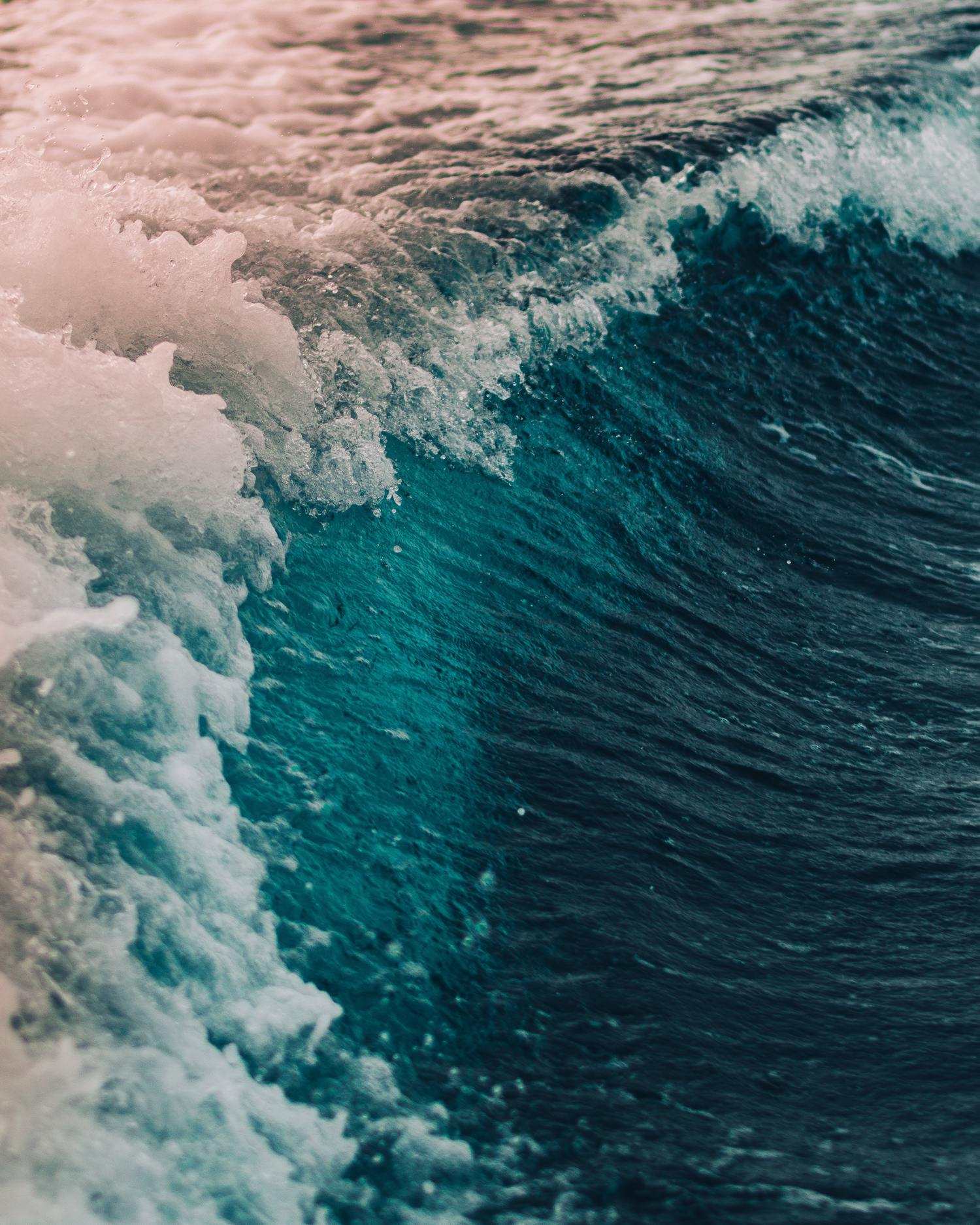 Eine blaue Welle im Meer.