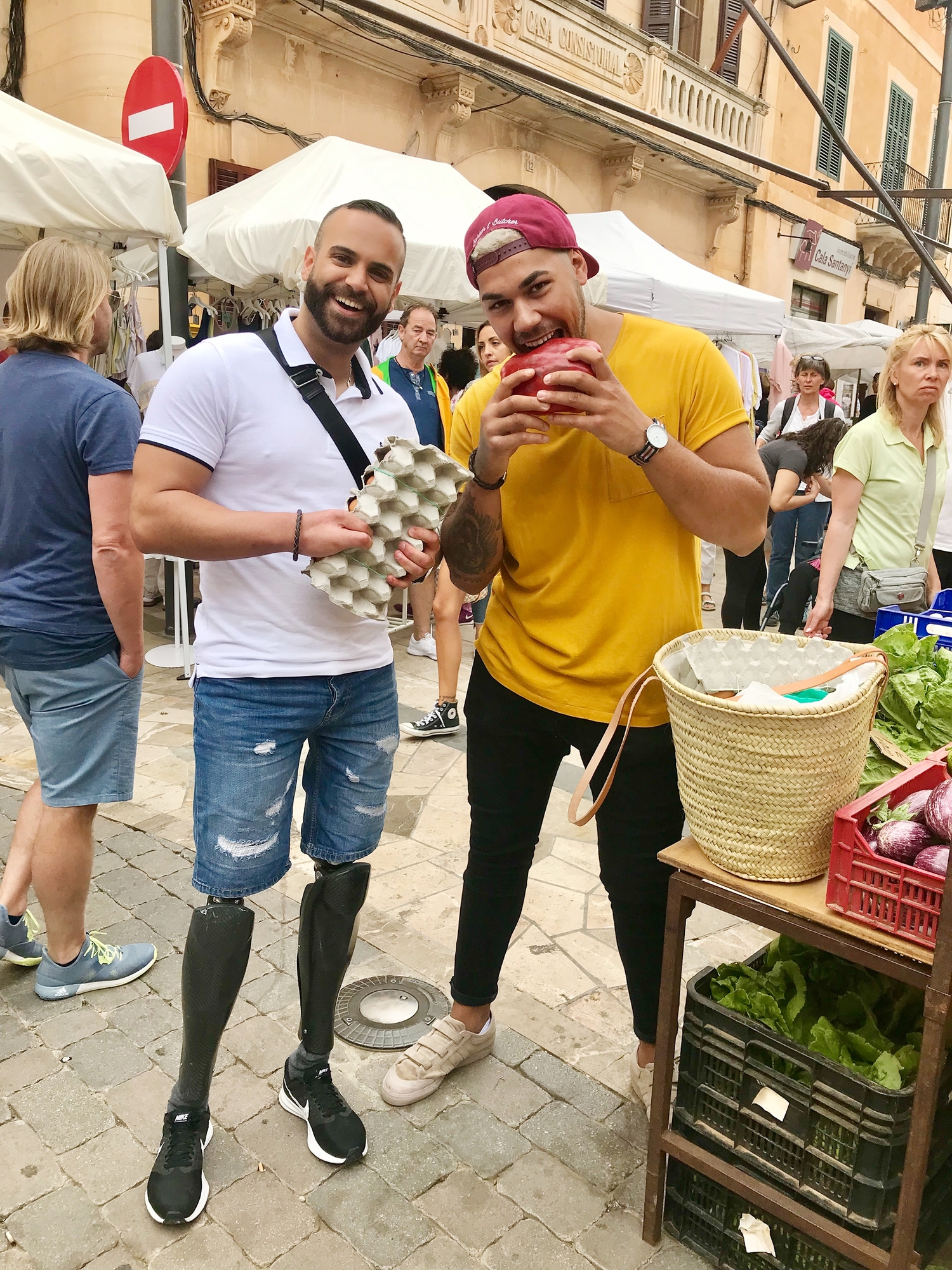 Cihad Yayman und James Jennings auf dem Markt in Santanyi.