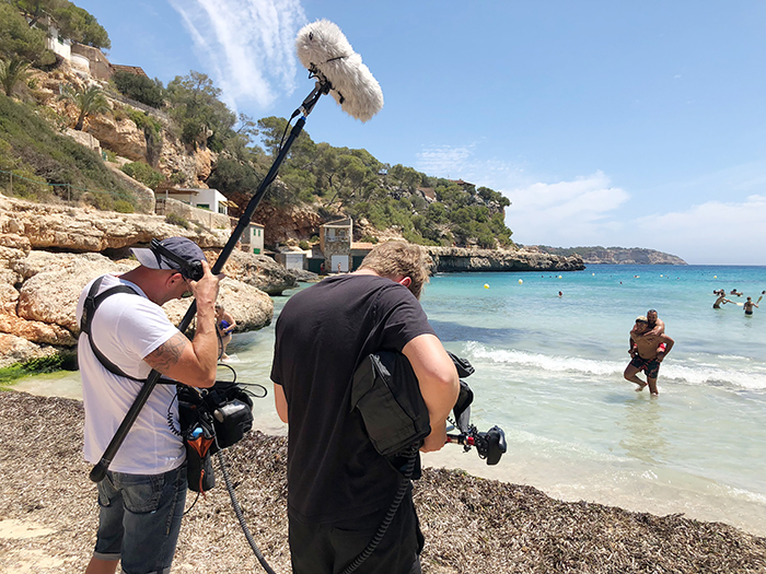 Männer am Strand mit Blick aufs Meer.