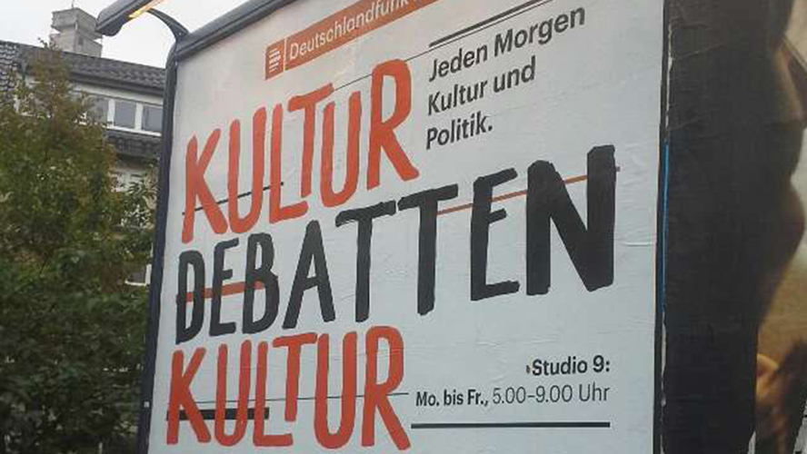 Werbeplakat in einer U-Bahn.