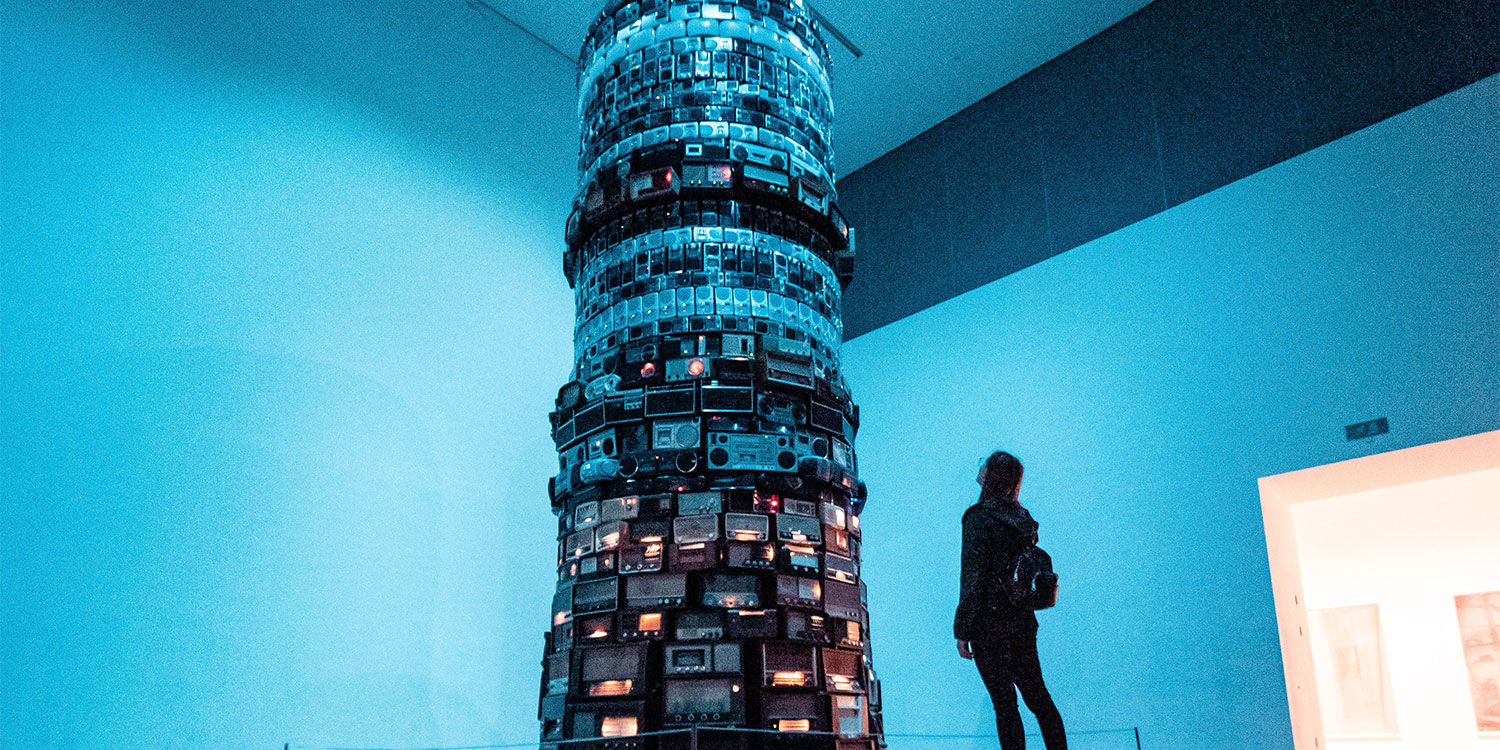 Hohe Radioinstallation mit einer Person im Hintergrund.