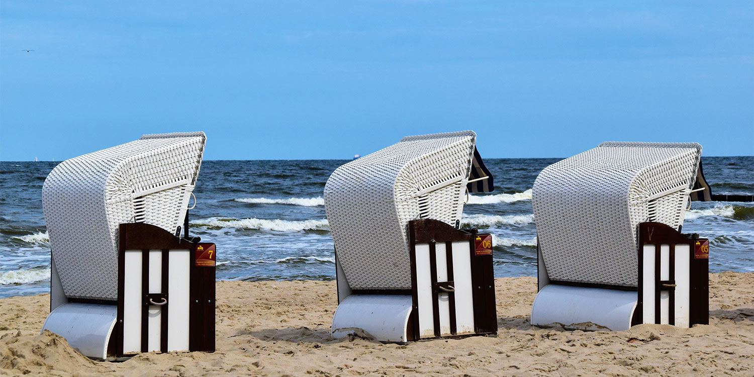 2020 Pilot Radar KW1819 Titel Ein Strandkorb am Strand mit dem Meer im Hintergrund.