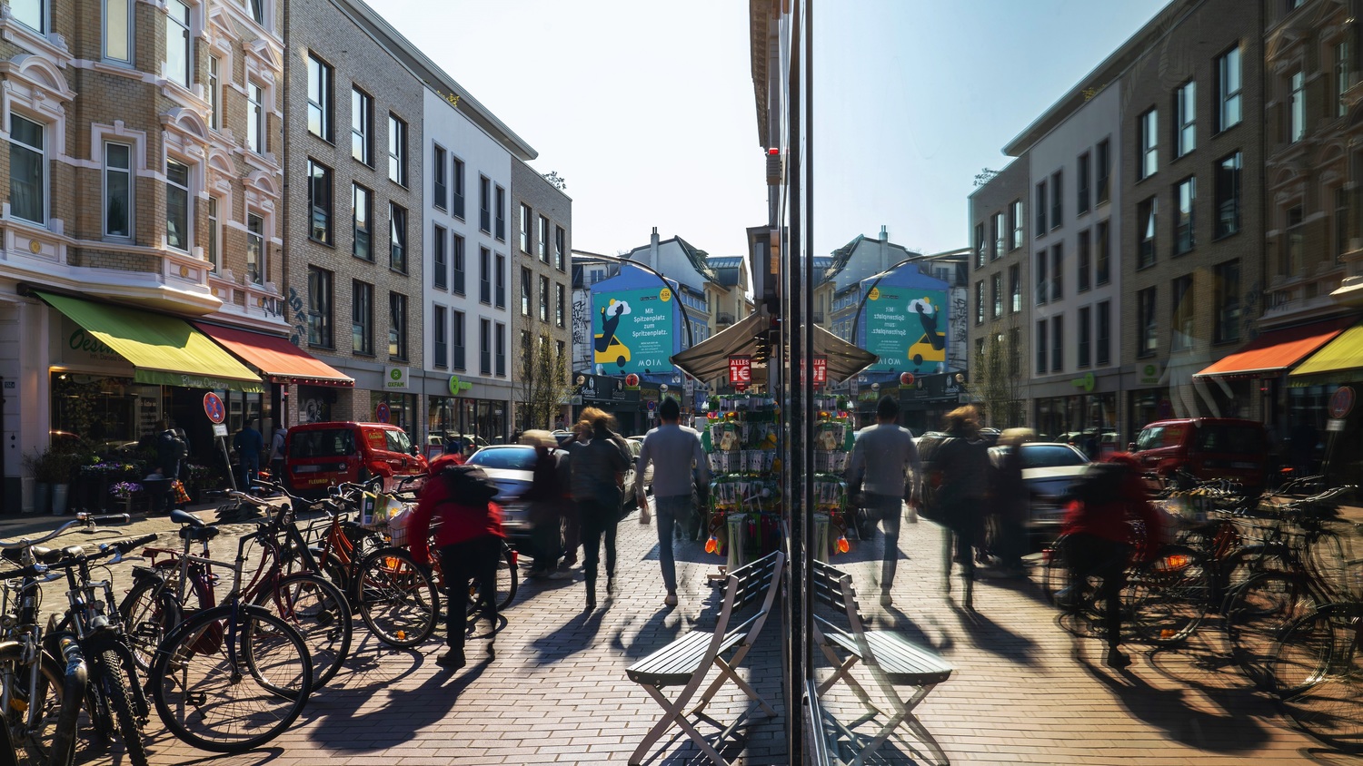 Menschen auf einer belebten Straße