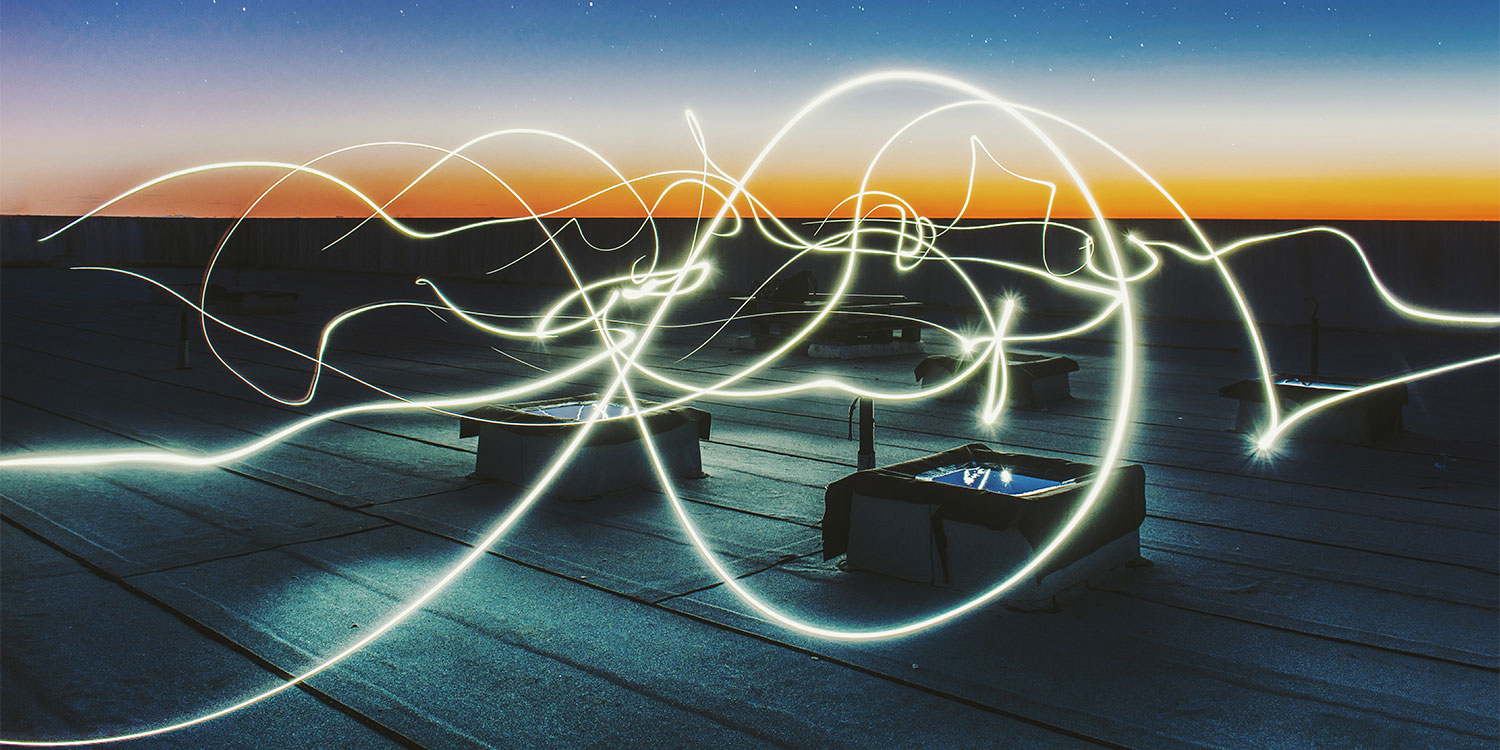 2020 Media Trends Programmatic Advertising Titel Eine Skyline einer Stadt bei Nacht mit Lichtern.