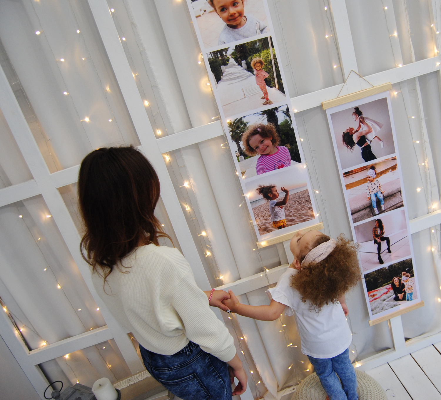 Eine Person macht mit einer Lichterkette Fotos.
