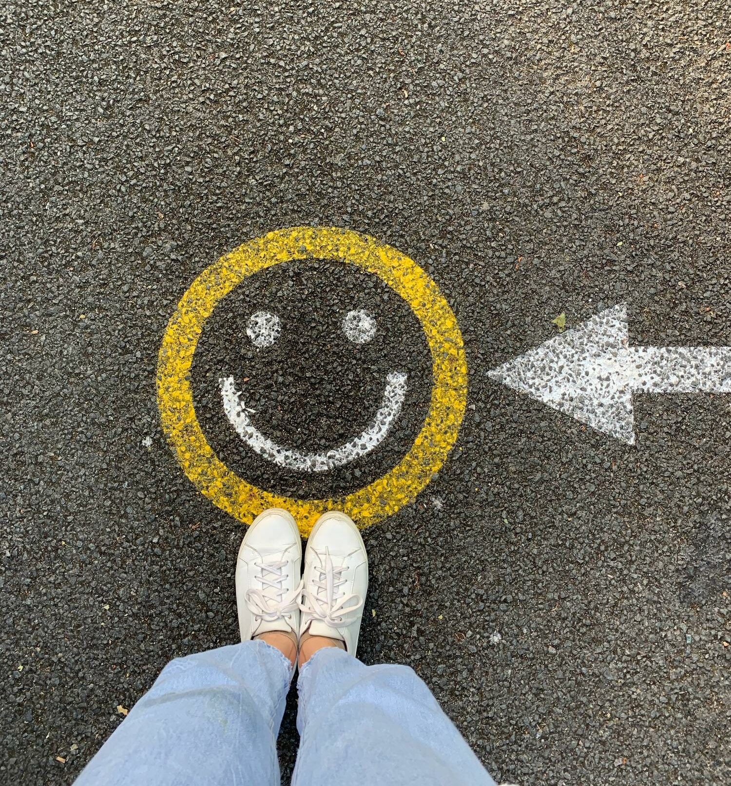Die Straße mit einem Smiley aufgemalt.