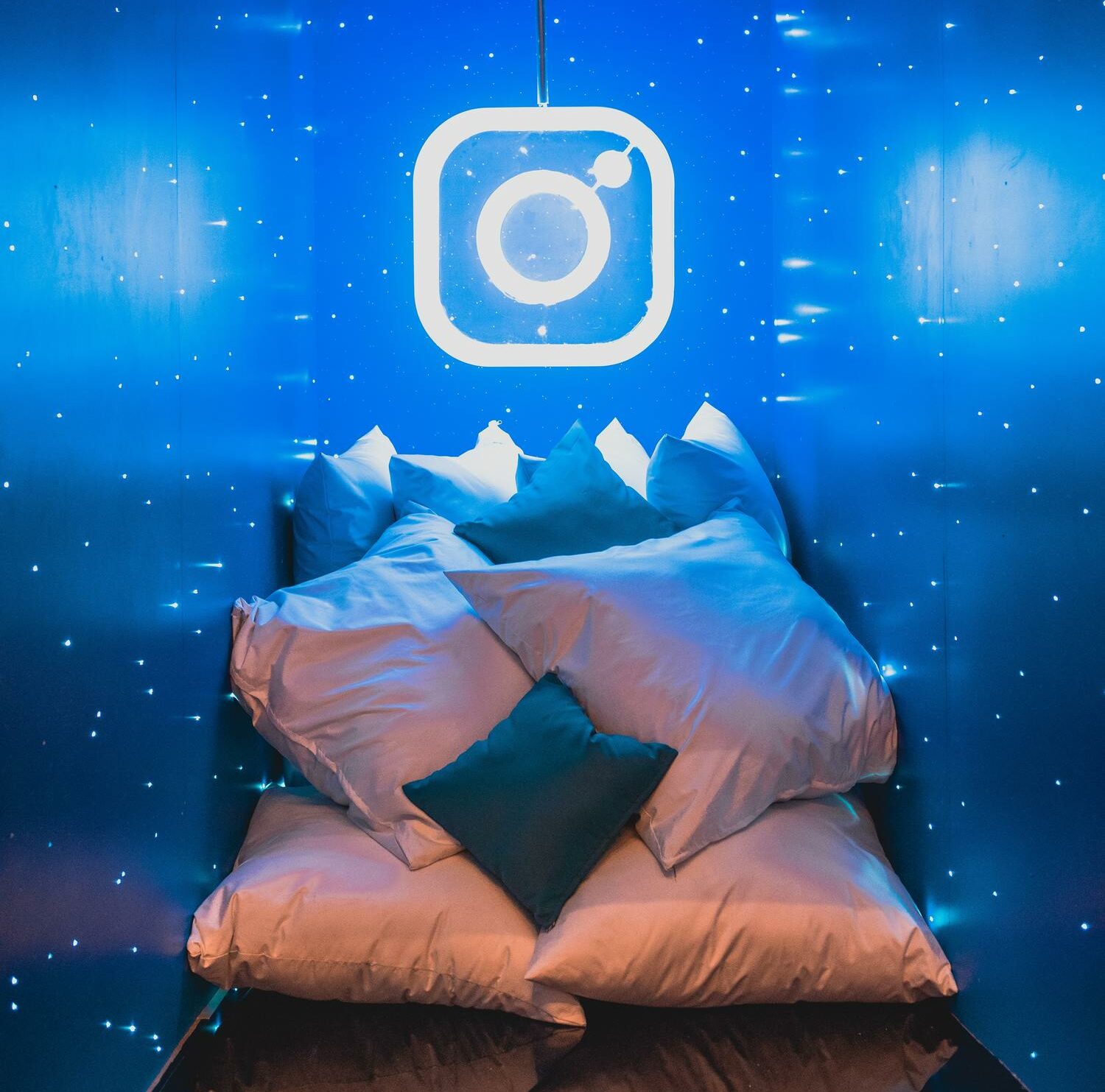 Ein Neonschild mit dem Logo von Instagram.