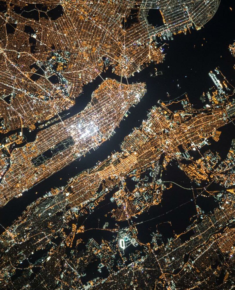 Satellitenbild mit braunen und goldenen Farbtönen.