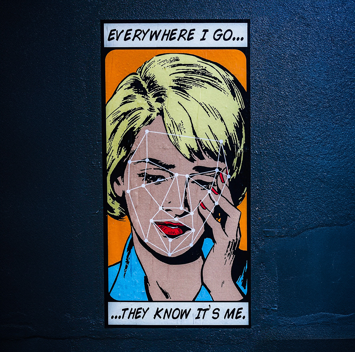 Pop Art Aufkleber auf einer schwarzen Wand