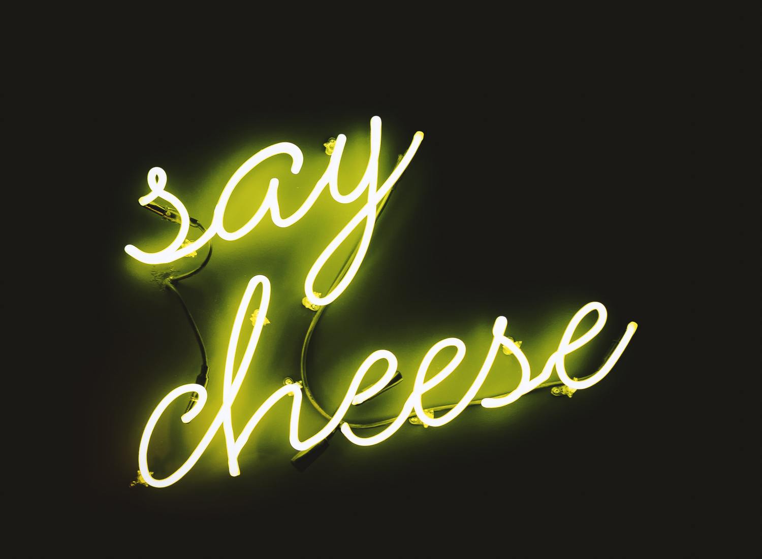 Wyron A TmU LuQoCzk Unsplash Scaled 1 Ein Neonschild mit dem Text