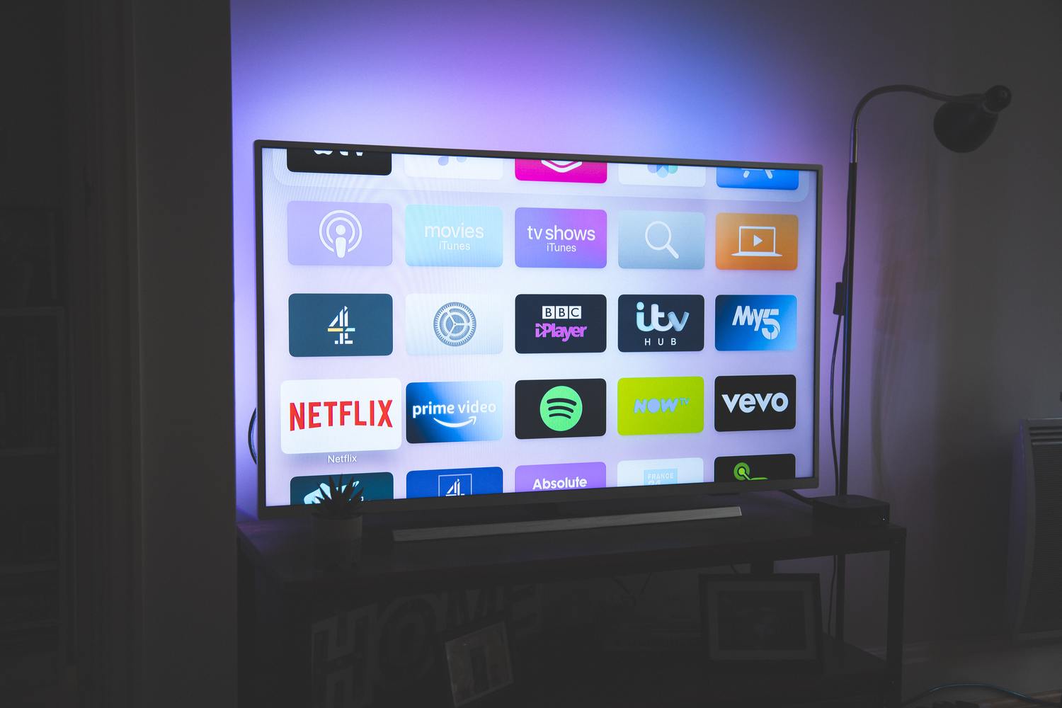 Smart-TV-Bildschirm mit verschiedenen Streaming-Apps wie Netflix.