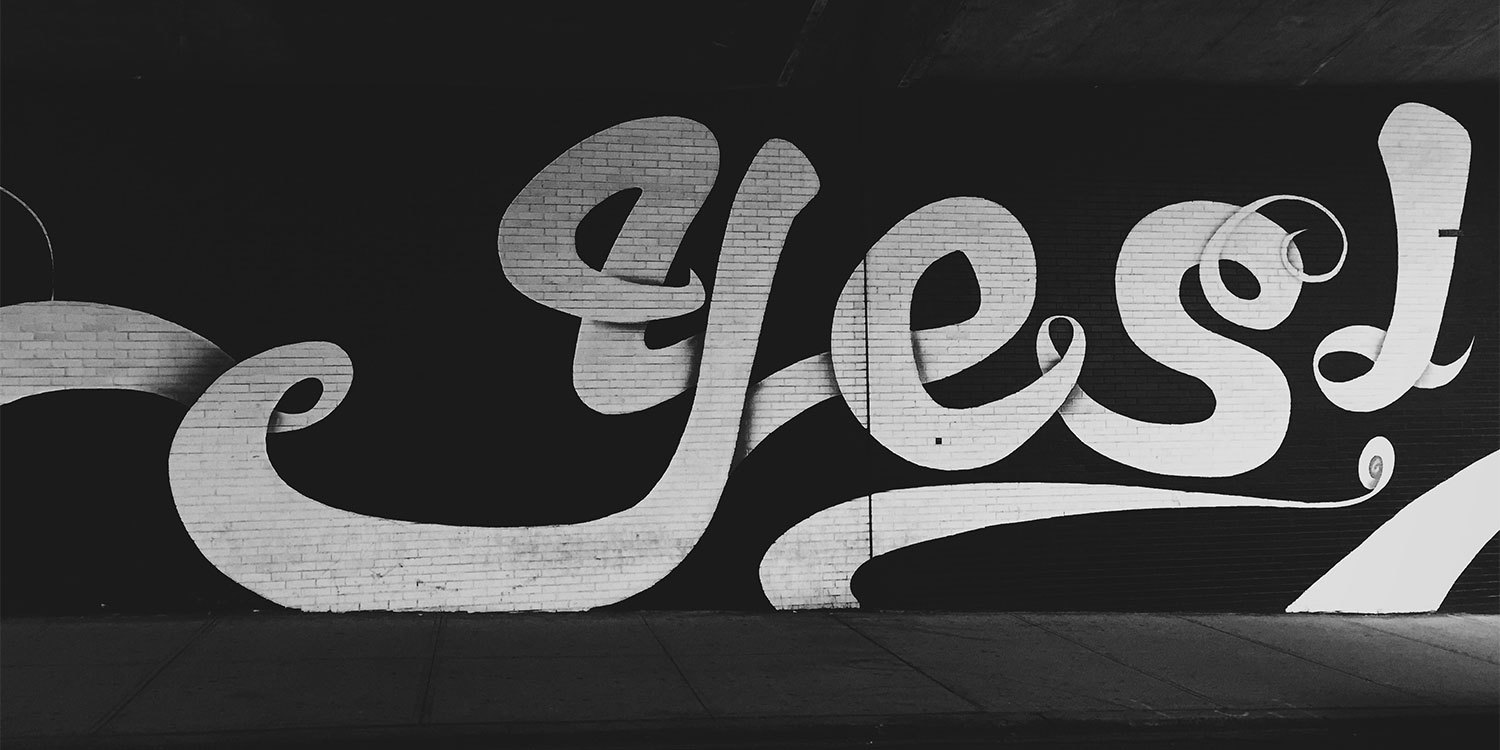 Schriftzug „YES“ in einem Vintage-Stil.