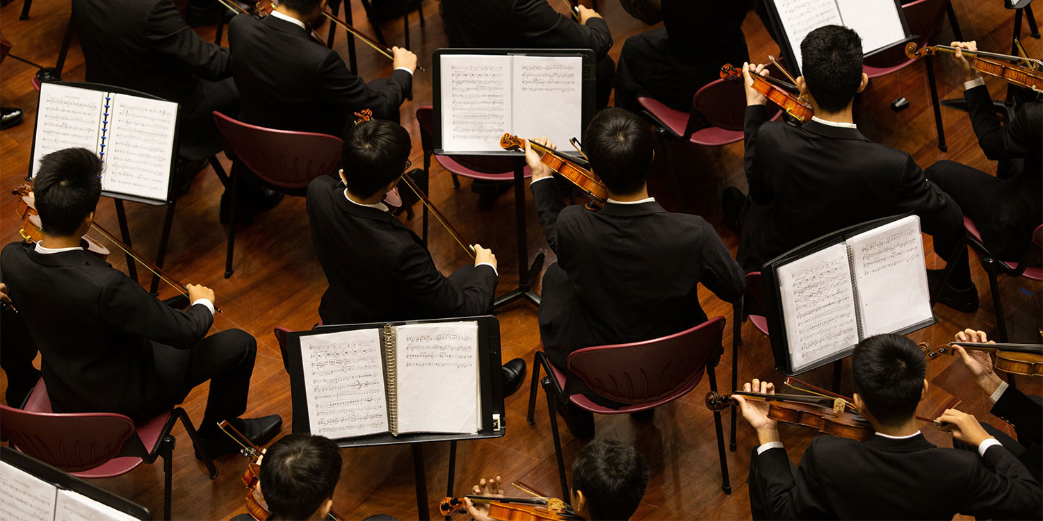 Orchester spielt in einem Konzertsaal.