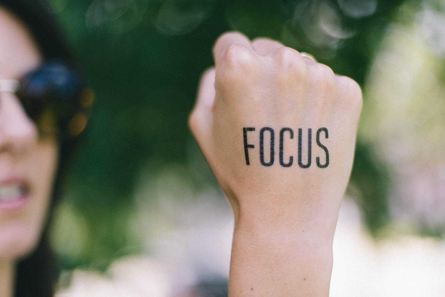 Eine Faust mit dem Wort „FOCUS“ darauf geschrieben.