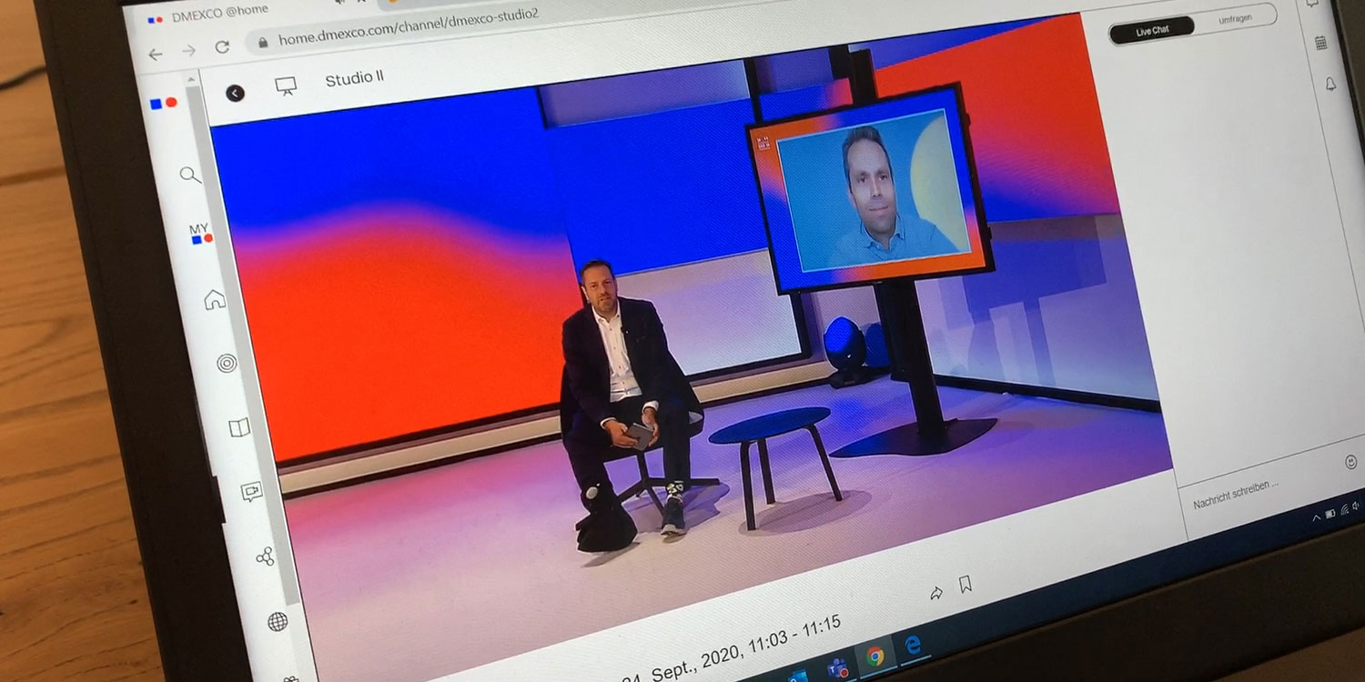 Mann sitzt auf einem Stuhl vor einem Fernsehbildschirm