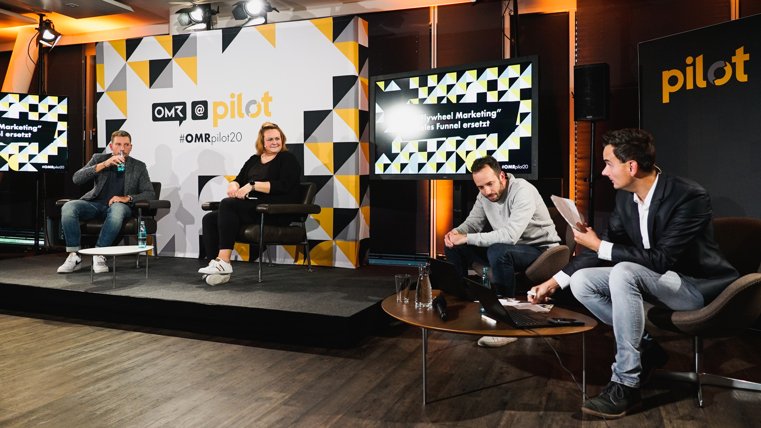 Talkshow mit Gästen auf der Bühne
