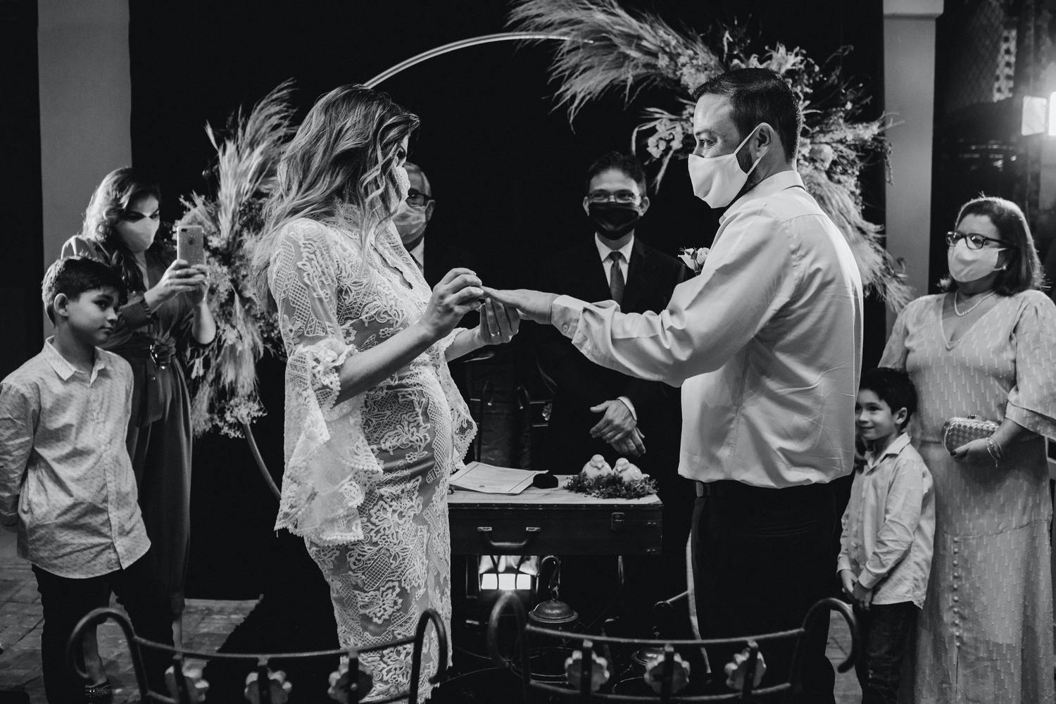 Hochzeitspaar mit Masken.