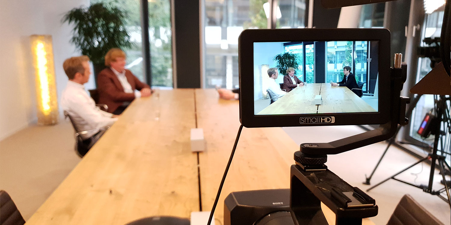 Kamera-Setup mit professionellem Licht.