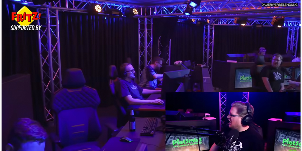 Gamers mit Headset beim Spielen