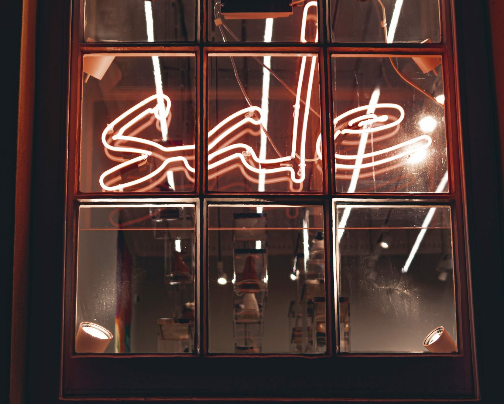 Ein Schaufenster mit dem Schriftzug „sale“.