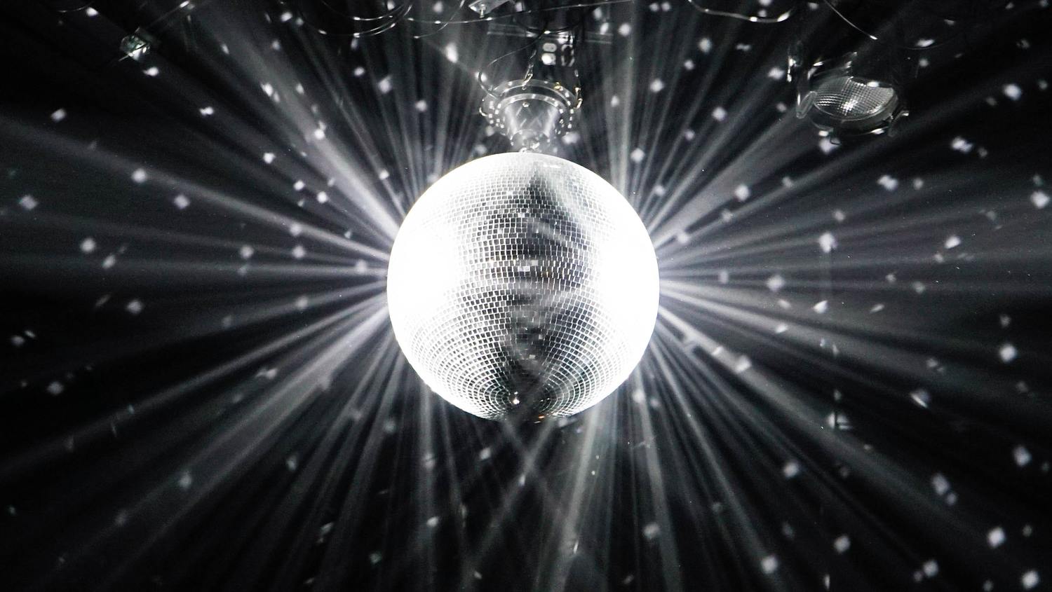 Eine Discokugel mit strahlenden Lichtern.