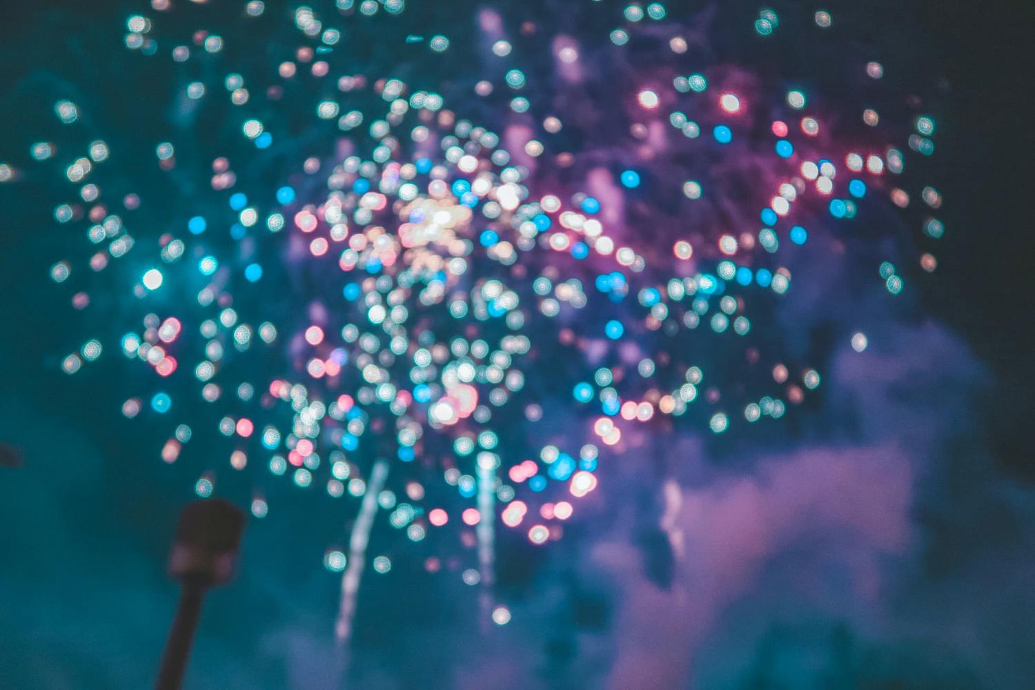 Ein Feuerwerk mit bunten Lichtpunkten.