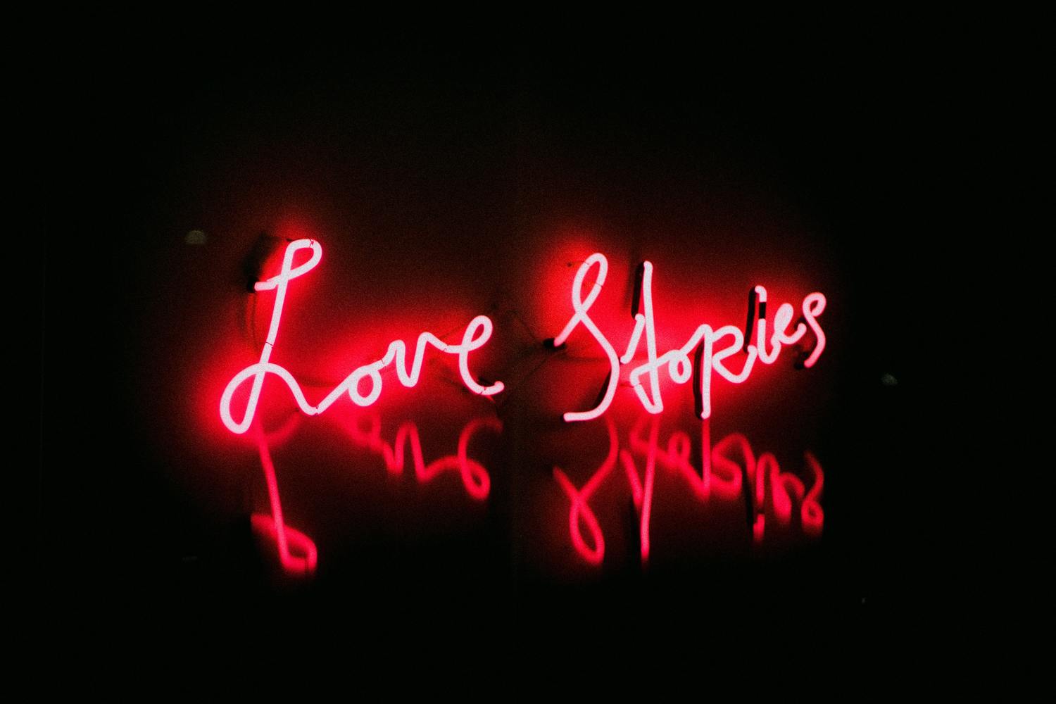 Ein rotes Neonlicht mit der Aufschrift 