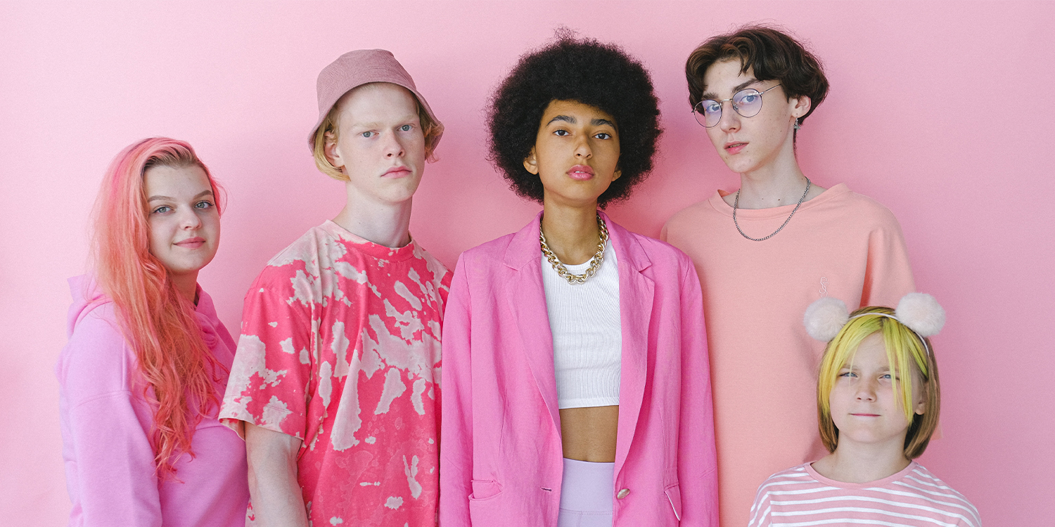 Fünf junge Menschen in pinker Kleidung.