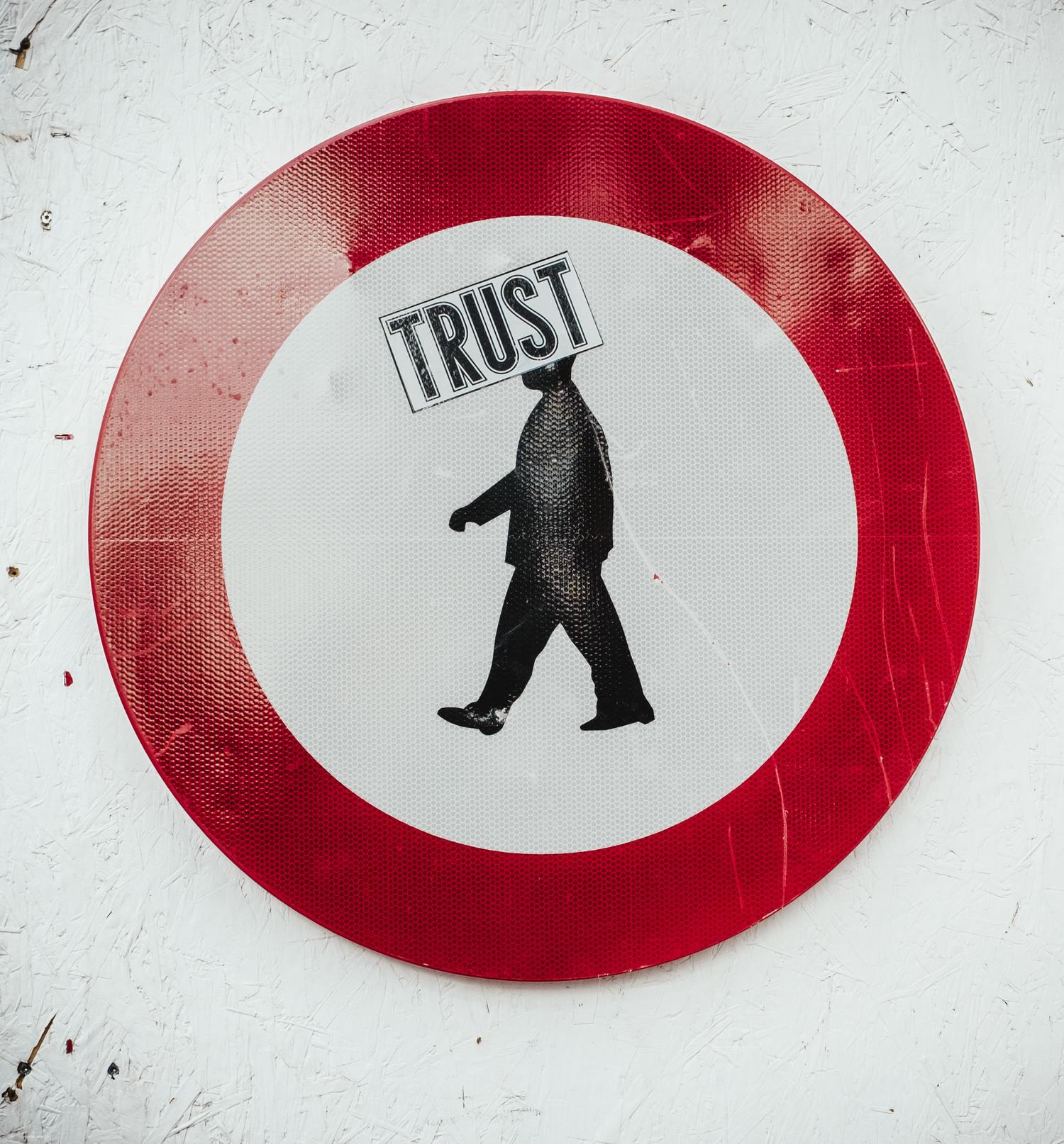 Verkehrszeichen mit der Aufschrift „Trust“.