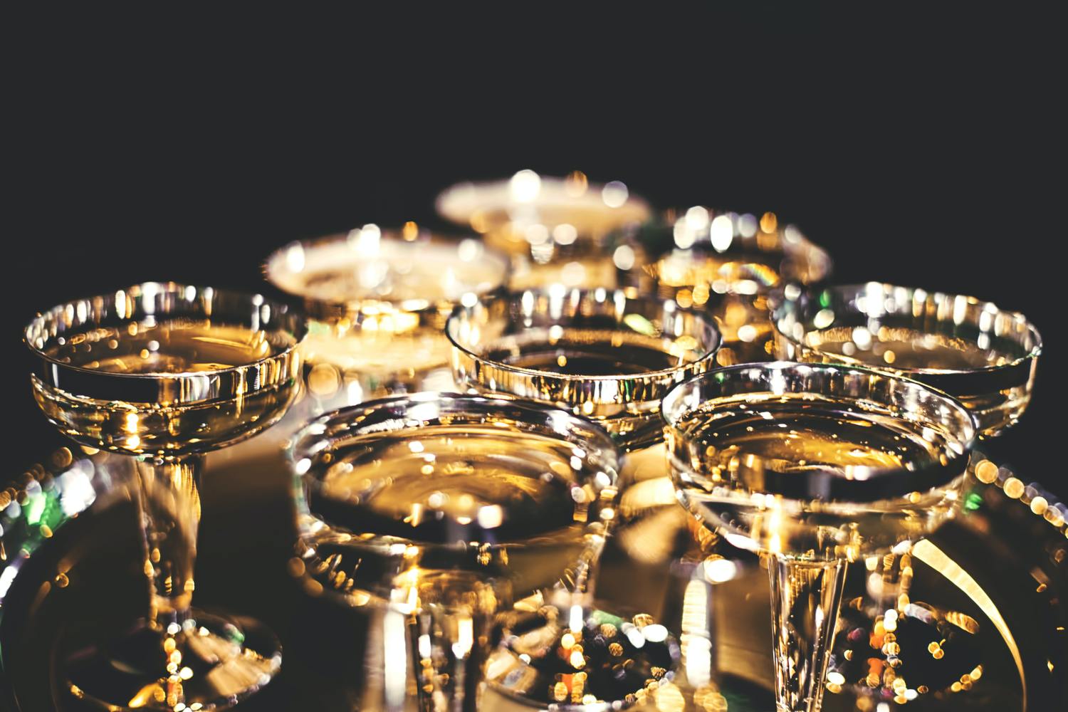 Nahaufnahme von goldenen Sektgläsern
