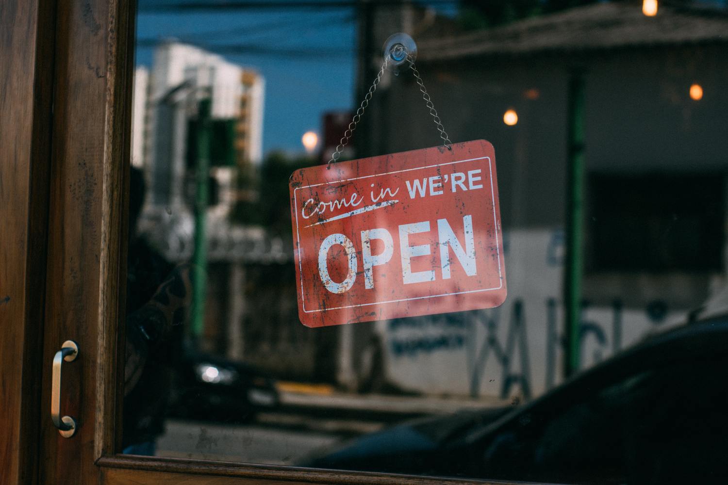 Schild mit der Aufschrift „We’re Open“.