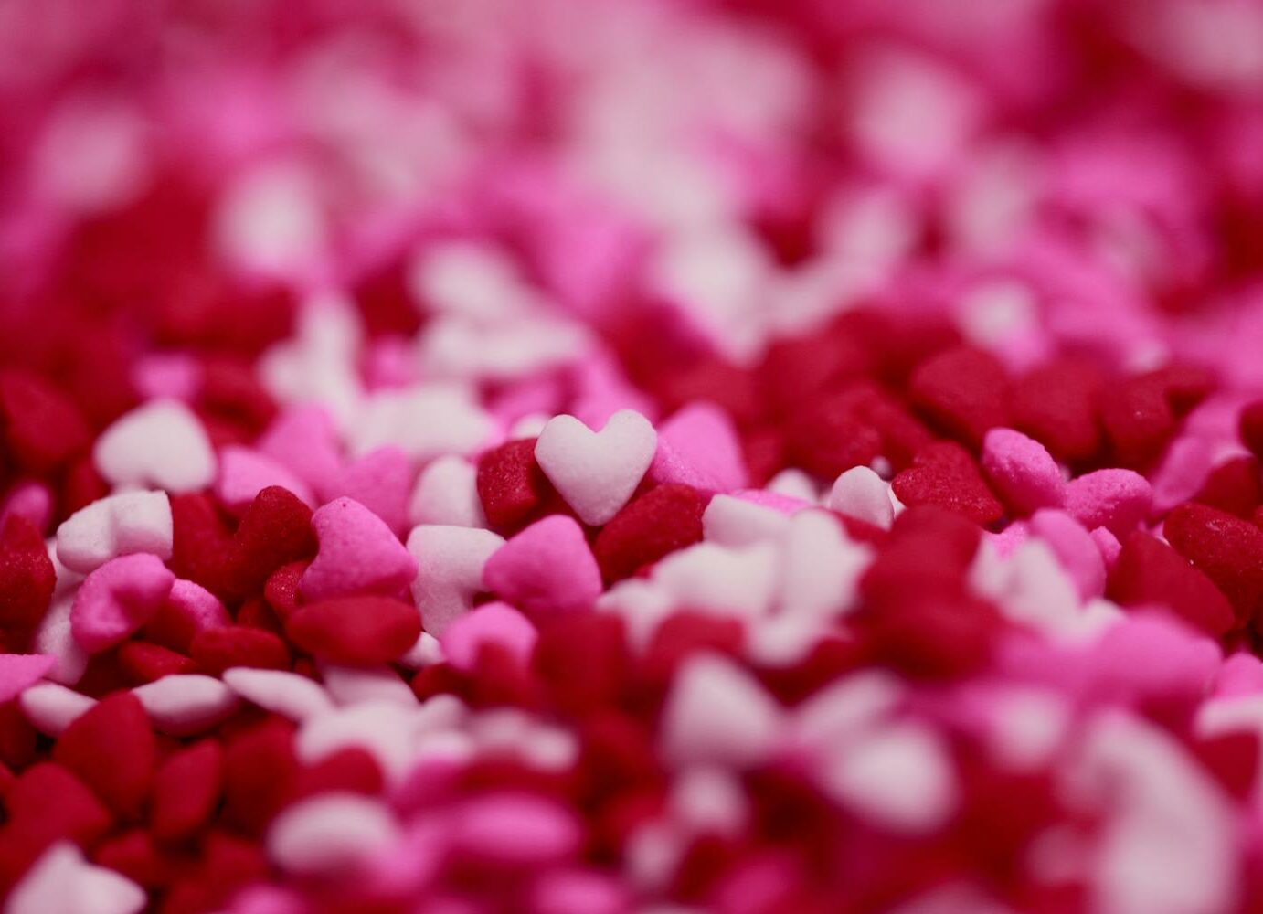 Nahaufnahme von rosa Herzen.