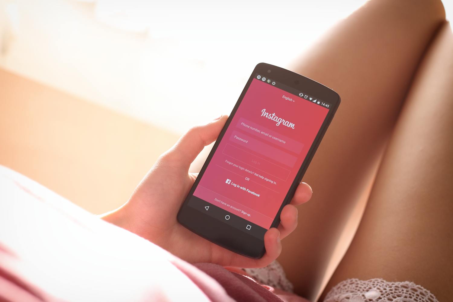 Pexels Tofroscom 389734 Scaled 1 Smartphone mit geöffneter Instagram-App auf dem Bildschirm.