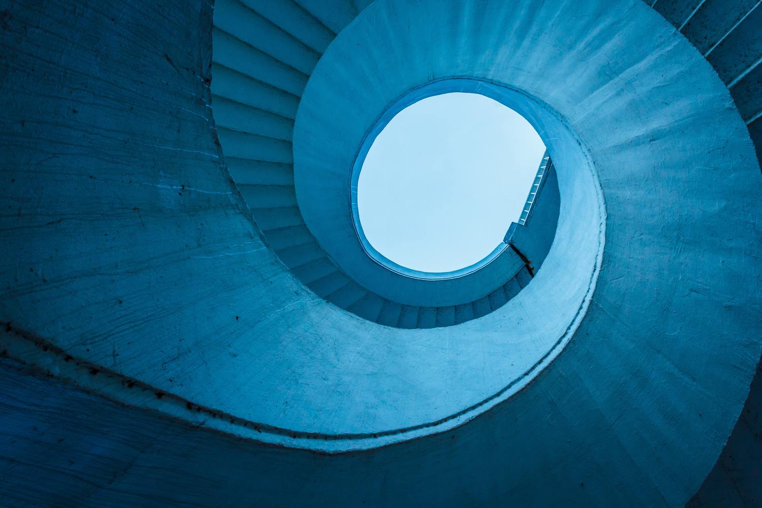 Spiral-Treppe von unten fotografiert.