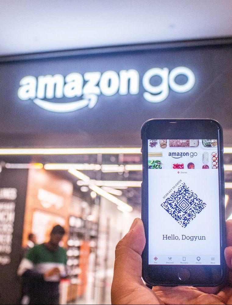 Smartphone zeigt einen QR-Code vor einem Amazon-Go-Laden.