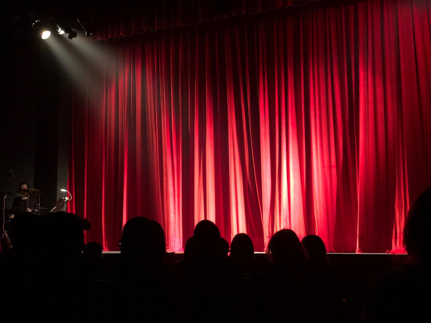 Theaterbühne mit rotem geschlossem Vorhang