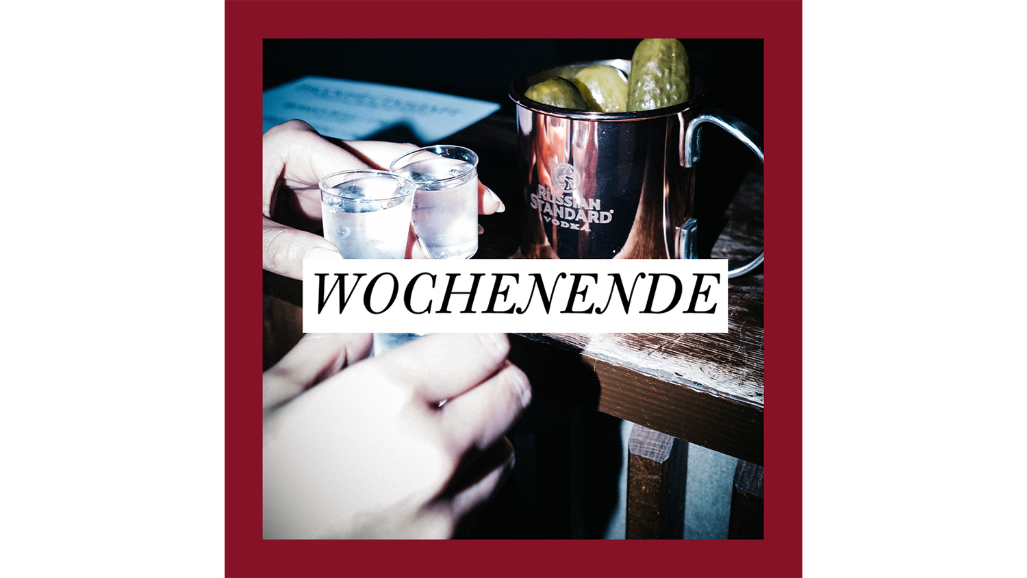 Werbeanzeige mit Russian Standard Vodka-Becher und Schriftzug „Wochenende“.